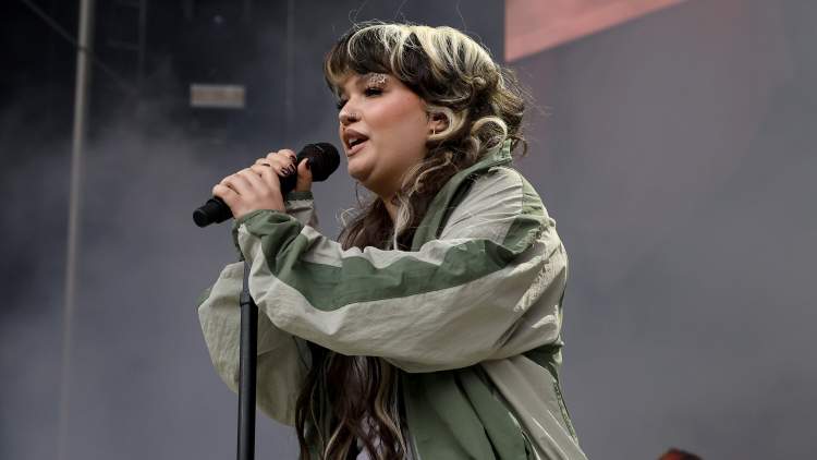 U rrëzua në skenë gjatë festivalit “All Things Go”, reagon Lola Young