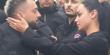 Foto/ Egli Tako merr pjesë në varrimin e vëllait të Gjestit!