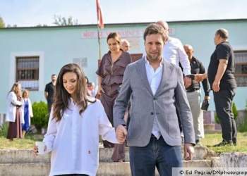 Pushime për çiftin! Princ Leka ndan një selfie me Blertën nga udhëtimi i tyre