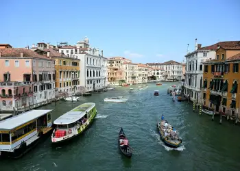 Video/ Çifti zhytet në kanalin e Venedikut, gjobitet dhe i ndalohet hyrja për 48 orë