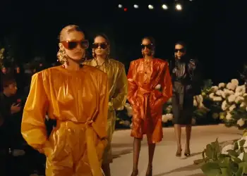 Bella Hadid rikthehet fuqishëm në pasarelë pas trajtimit të Lyme, shkëlqen për Saint Laurent