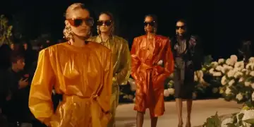 Bella Hadid rikthehet fuqishëm në pasarelë pas trajtimit të Lyme, shkëlqen për Saint Laurent