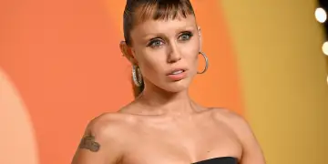 Miley Cyrus tregon “ilaçin” që e ka mbajtur pa alkool për pesë vite rresht