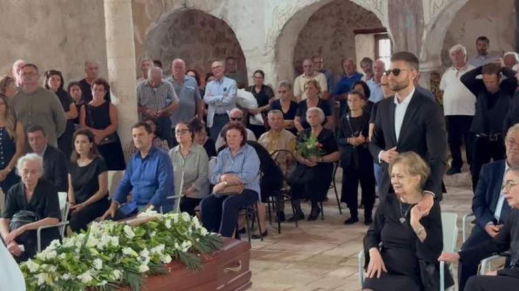 I jepet lamtumira e fundit regjisorit Dhimitër Anagnosti, Nderi i Kombit prehet në Vuno