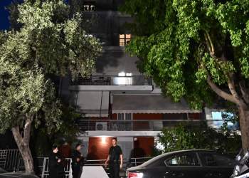 E rëndë në Athinë, çifti i bashkëshortëve gjendet i vrarë brenda apartamentit