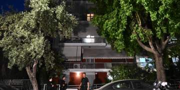 E rëndë në Athinë, çifti i bashkëshortëve gjendet i vrarë brenda apartamentit