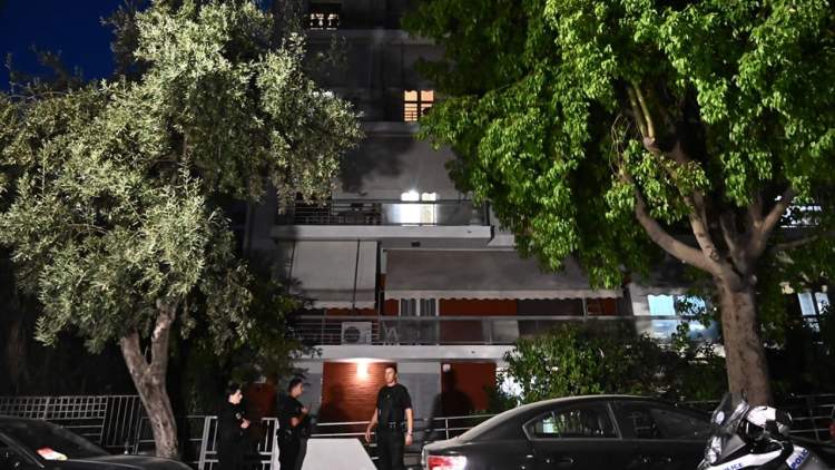 E rëndë në Athinë, çifti i bashkëshortëve gjendet i vrarë brenda apartamentit