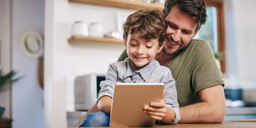 Baballarët millennial kalojnë trefish më shumë kohë me fëmijët sesa baballarët e viteve 1960