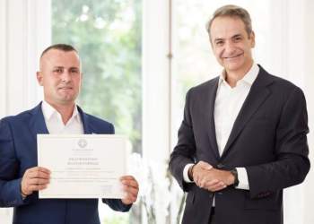 Kryeministri Mitsotakis i jep shtetësinë Ledian Gogës që shpëtoi 2 fëmijë nga mbytja