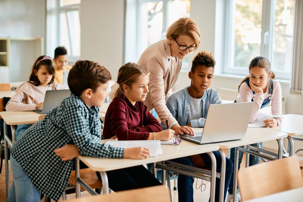 Orari i hershëm mësimor po i dëmton adoleshentët? Ja se çfarë thonë ekspertët