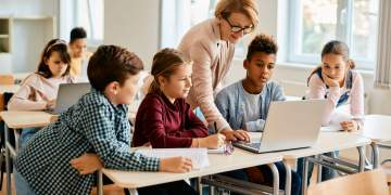 Orari i hershëm mësimor po i dëmton adoleshentët? Ja se çfarë thonë ekspertët