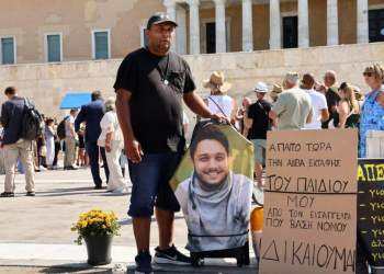 “Drejtësi për Denisin”/ Babai shqiptar hyn në grevë urie në Athinë