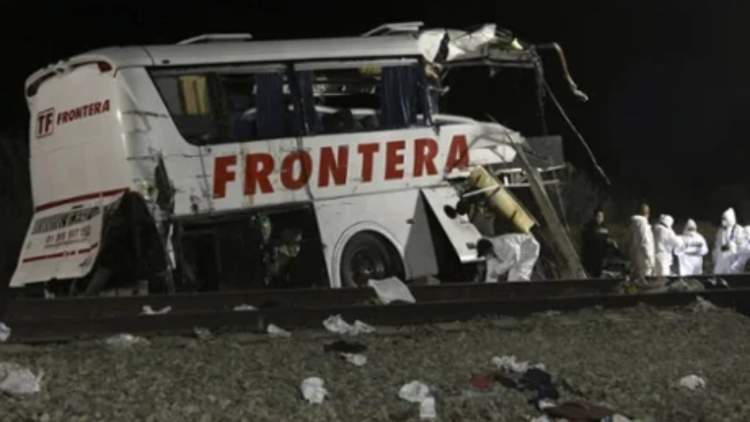 Tragjedi në Meksikë, treni përplaset me autobusin, 8 të vdekur dhe 45 të plagosur