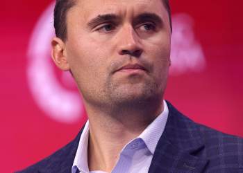Vrasësi i Charlie Kirk ende në arrati, dy persona të dyshuar lirohen nga policia