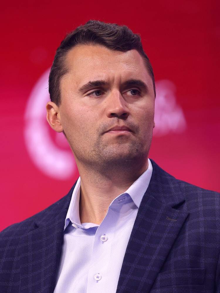 Vrasësi i Charlie Kirk ende në arrati, dy persona të dyshuar lirohen nga policia
