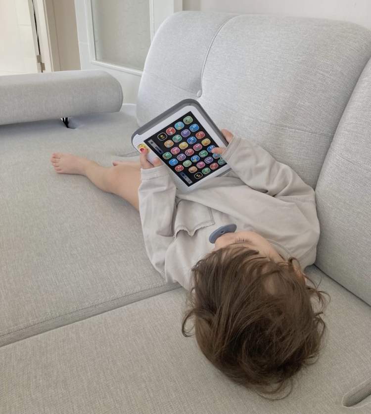 Ekranet po ndikojnë në trurin e foshnjave, ja çfarë duhet të dini