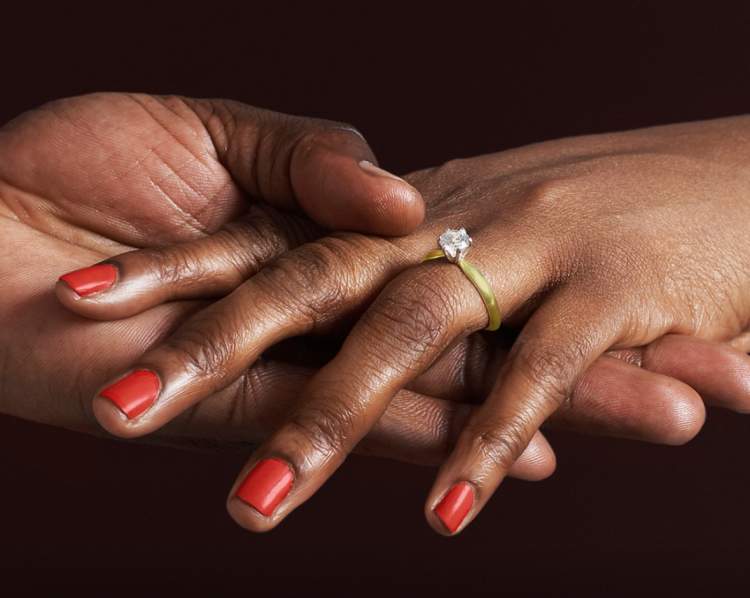 Gjykata e Afrikës së Jugut vendos që burrat mund të marrin mbiemrin e bashkëshortes