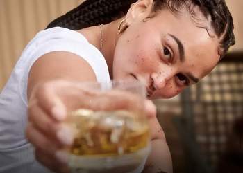 Për herë të parë në historinë e këtij vendi, gratë konsumojnë më tepër alkol se burrat!