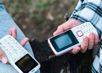 Rritet kërkesa për “dumbphones”: njerëzit kërkojnë të shpëtojnë nga rrjetet sociale