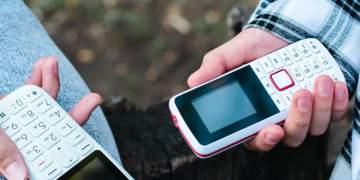 Rritet kërkesa për “dumbphones”: njerëzit kërkojnë të shpëtojnë nga rrjetet sociale