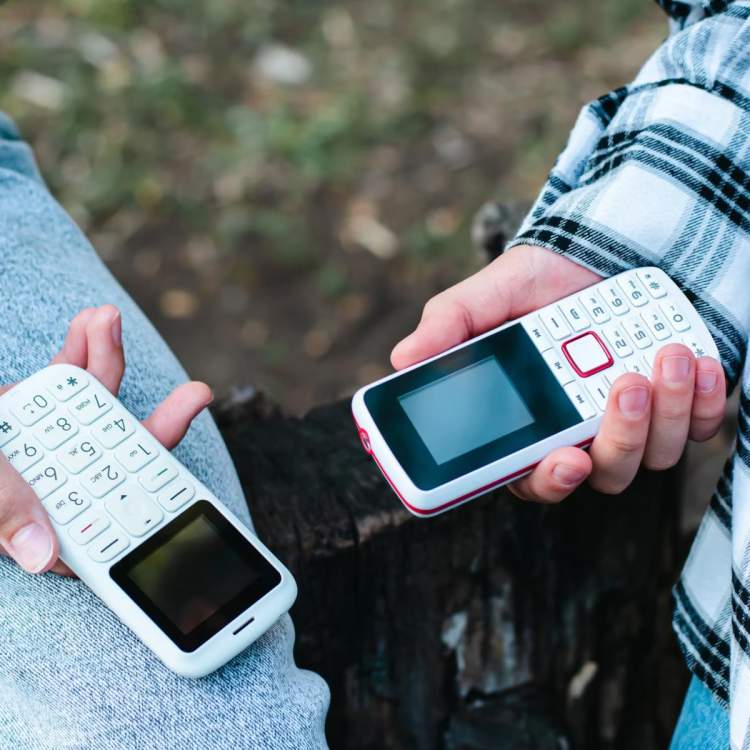 Rritet kërkesa për “dumbphones”: njerëzit kërkojnë të shpëtojnë nga rrjetet sociale