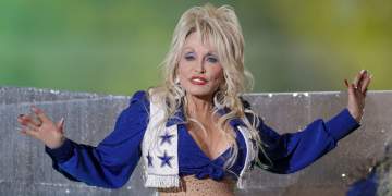 Dolly Parton mungon në Dollywood për shkak të problemeve shëndetësore