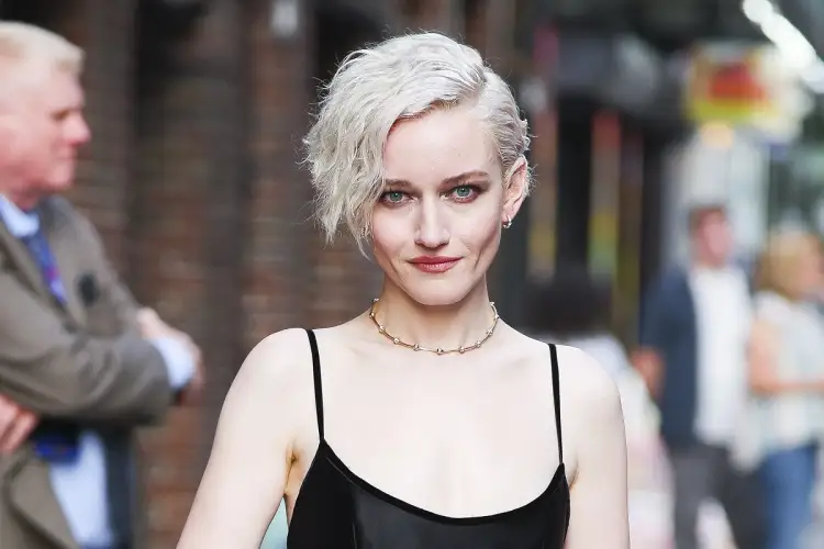 Julia Garner zyrtarisht në rolin e Madonnës