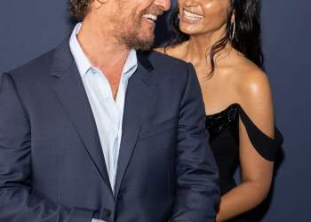 Matthew McConaughey tregon se pse një shtrat më i vogël mund të jetë sekret për një martesë të suksesshme