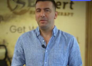 Kelly tregon për përmirësimet pas paralizës faciale: Jam në rikuperim