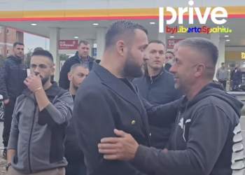 Luiz Ejlli në lamtumirën e fundit për Eldion Kelmendin, ngushëllon personalisht familjen