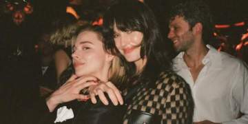 Chloë Moretz i jep fund beqarisë me modelen e njohur