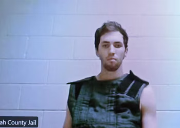 Autori i dyshuar për vrasjen e Charlie Kirk del në gjykatë për herë të parë! Prokurorët kërkojnë dënim me vdekje