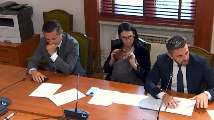Foto/ Deputetja shfaqet në komision me foshnjën në krah