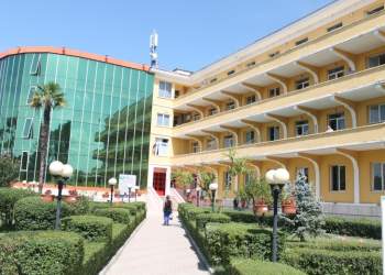 Plagosje me thikë në spitalin “Shefqet Ndroqi”, infermieri sulmohet nga kolegu, autori në arrati