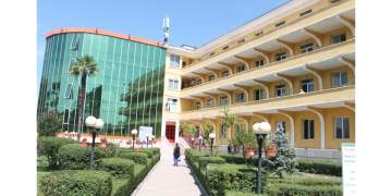 Plagosje me thikë në spitalin “Shefqet Ndroqi”, infermieri sulmohet nga kolegu, autori në arrati