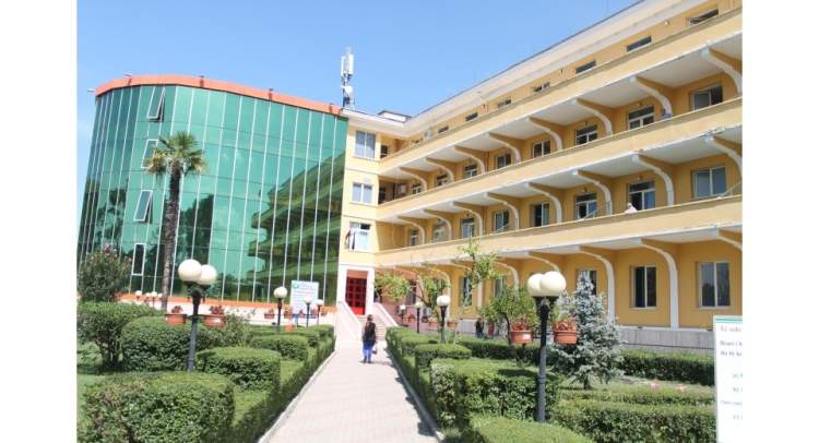 Plagosje me thikë në spitalin “Shefqet Ndroqi”, infermieri sulmohet nga kolegu, autori në arrati