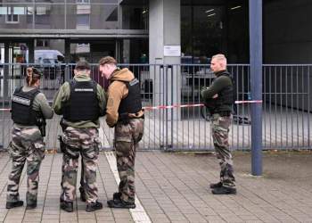 Tronditje në Francë/ Nxënësi 14-vjeçar sulmon mësuesen me thikë në fytyrë