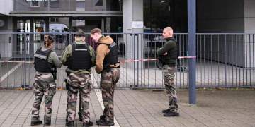 Tronditje në Francë/ Nxënësi 14-vjeçar sulmon mësuesen me thikë në fytyrë