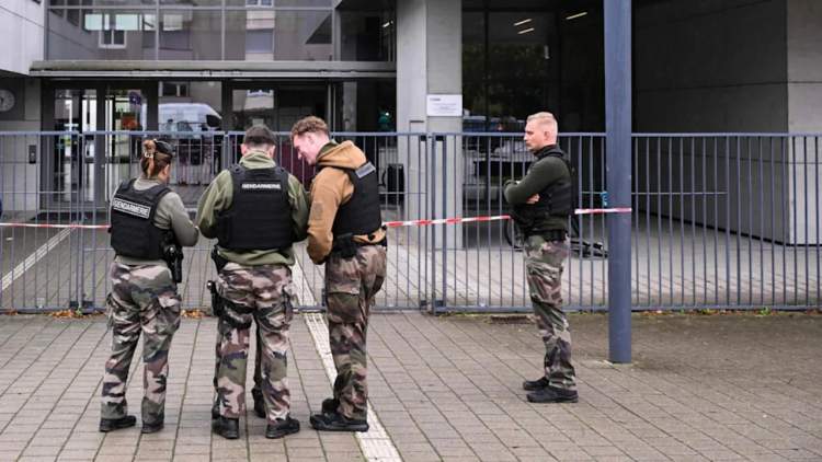 Tronditje në Francë/ Nxënësi 14-vjeçar sulmon mësuesen me thikë në fytyrë