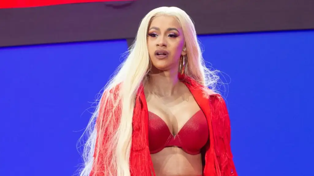 Pa komplekse! Cardi B sqaron pse zgjedh kirurgjinë kozmetike