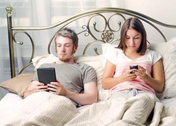 Teknologjia ndërhyn edhe në dhomën e gjumit: Më pak cigare, më shumë telefona pas seksit