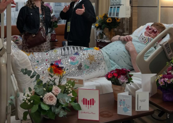 Fansat në panik: Elton John publikon një foto nga spitali dhe i bën të gjithë konfuz