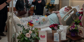 Fansat në panik: Elton John publikon një foto nga spitali dhe i bën të gjithë konfuz