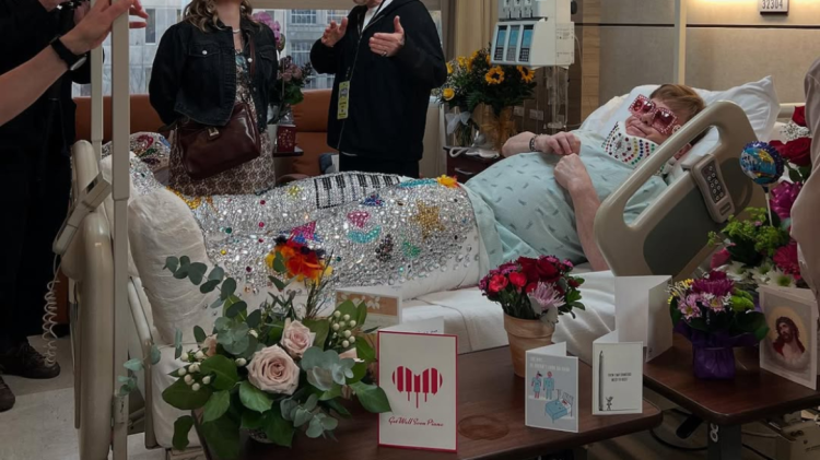 Fansat në panik: Elton John publikon një foto nga spitali dhe i bën të gjithë konfuz