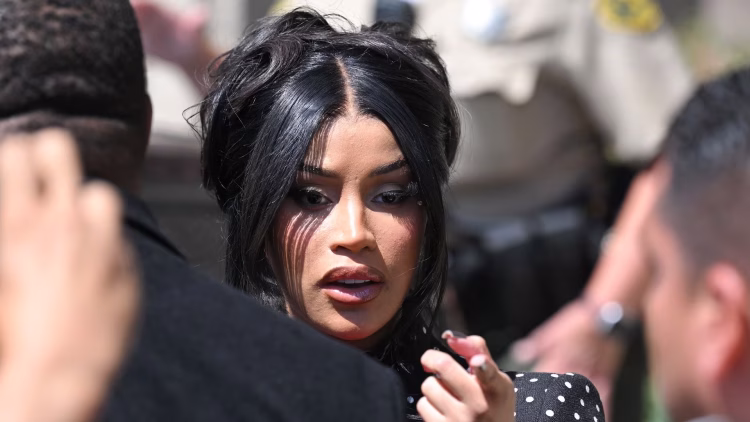 E pyeti për thashethemet për shtatzëni, Cardi B e gjuan paparacin me stilolaps