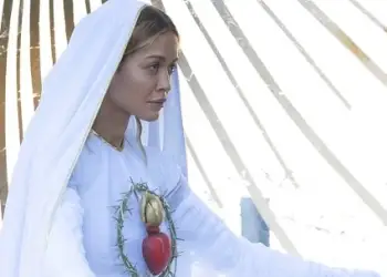 Foto/ Rita Ora provokon me poza si Virgjëresha Mari