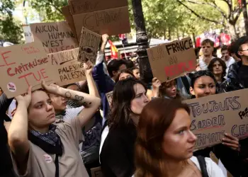 Franca në trazira: 800,000 protestues dalin në rrugë në një nga grevat më të mëdha të viteve të fundit