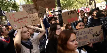 Franca në trazira: 800,000 protestues dalin në rrugë në një nga grevat më të mëdha të viteve të fundit