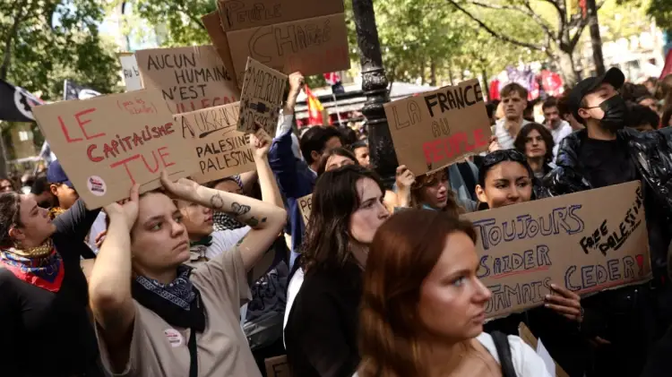 Franca në trazira: 800,000 protestues dalin në rrugë në një nga grevat më të mëdha të viteve të fundit