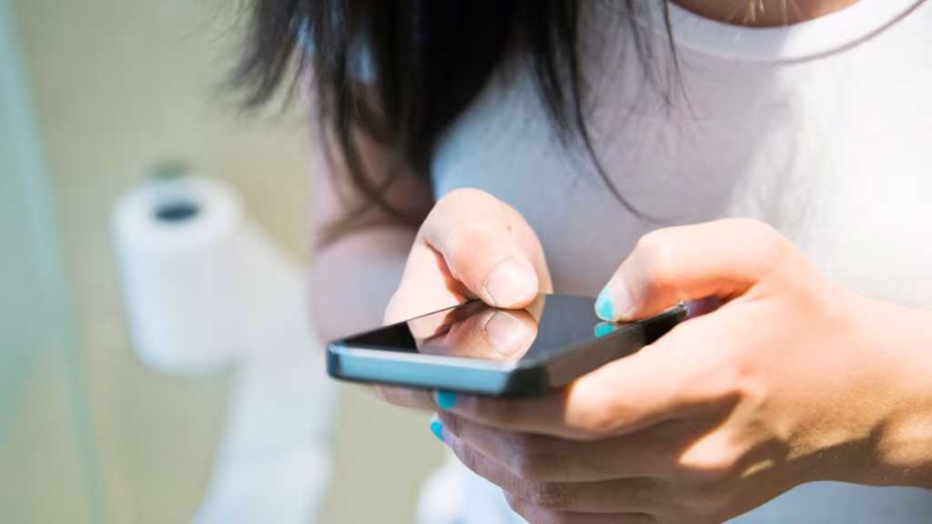 Përdorimi i telefonit gjatë jashtëqitjes rrit ndjeshëm rrezikun e hemorroideve, thotë një studim i ri
